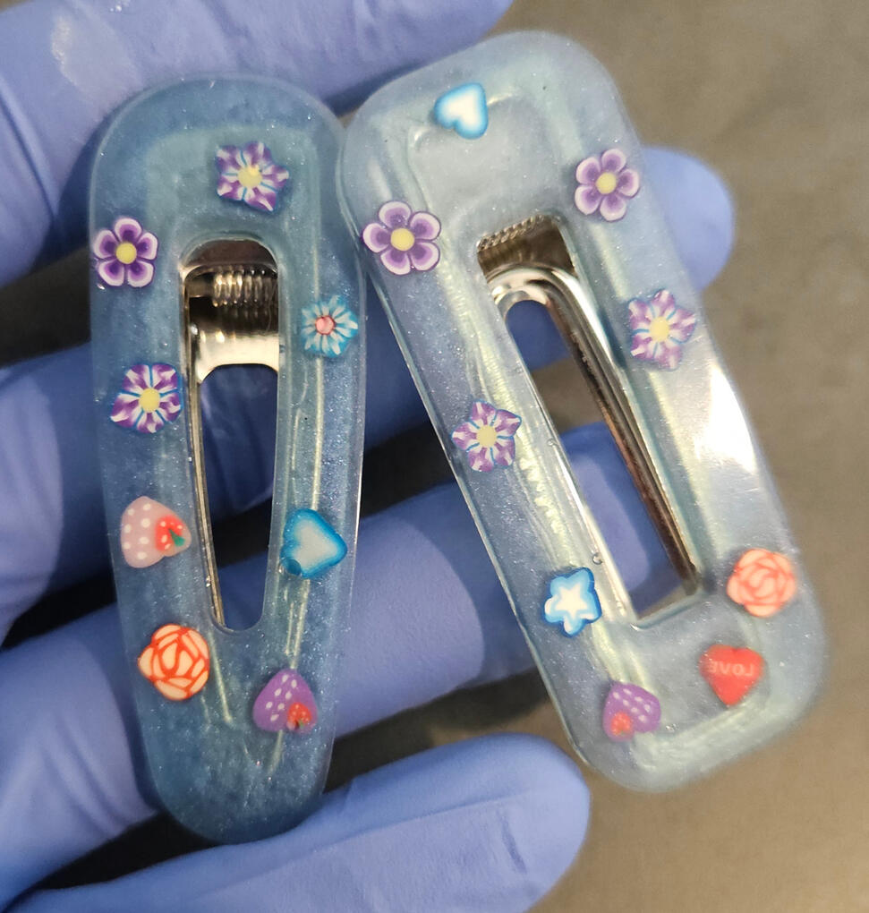 Blue hair clips with flowers and hearts Blue hair clips with flowers and hearts